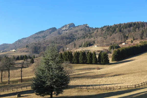 Panorama de las montañas en el norte de Italia en el invierno con t —  Fotos de Stock