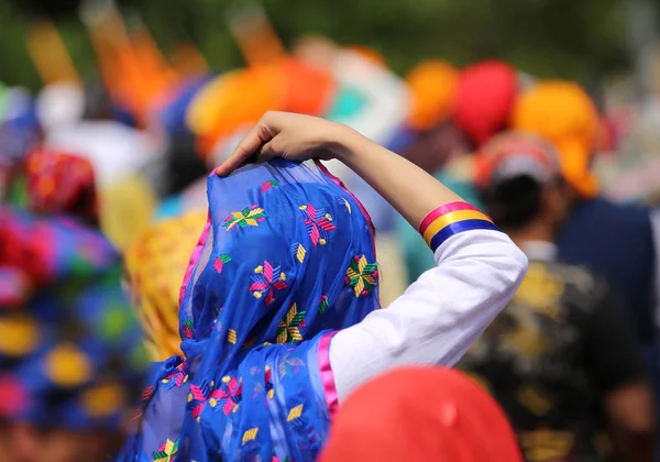番目の祭りの間に彼らの頭部上のベールとシーク教の女性 — ストック写真