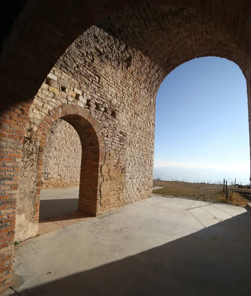 Portail les ruines d'un ancien fort utilisé par les soldats pendant le Fi — Photo