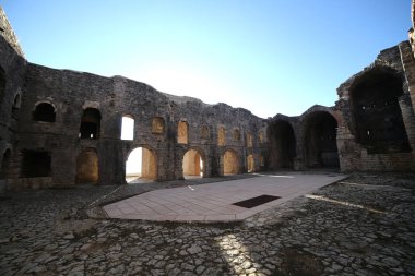 Dünya Savaşı'nın eski bir kale iç avlu