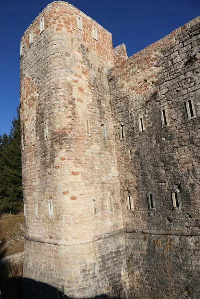 Tour de guet d'une ancienne forteresse utilisée par les soldats pendant la Première — Photo