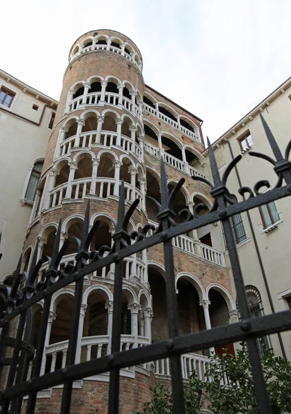 古い宮殿の階段と呼ばれるコンタリーニ ・ デル ・ ・ ボボロ宮殿ヴェネツィア — ストック写真