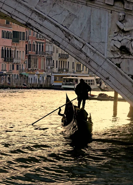 Veneza Itália Gondolier sob a ponte de Rialto — Fotografia de Stock