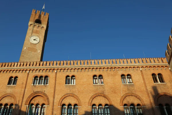 Byggnad med tegelfasad och tornet kallas Palace av th — Stockfoto