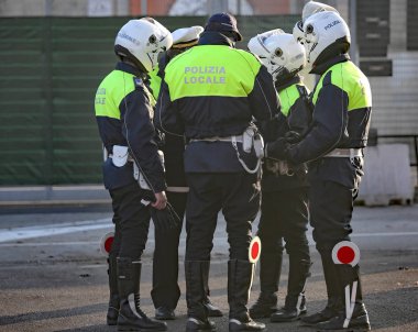 İtalyan polisi ve kafasında kask ile bazı biniciler