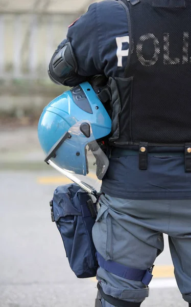 Capacetes azuis do policial durante um controle antiterrorismo o — Fotografia de Stock