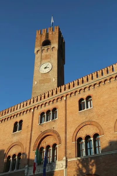 Yapı tuğla cephe ve th Sarayı olarak adlandırılan kule ile