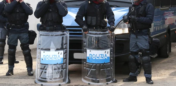 Şehirde olay sırasında polis kalkanlar ve isyan dişli — Stok fotoğraf