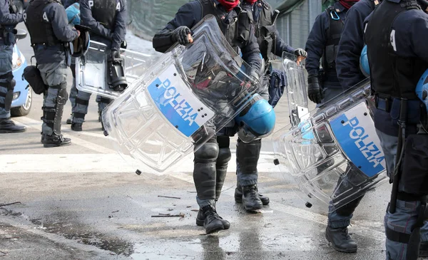 Policía con escudos y equipo antidisturbios durante el evento deportivo —  Fotos de Stock