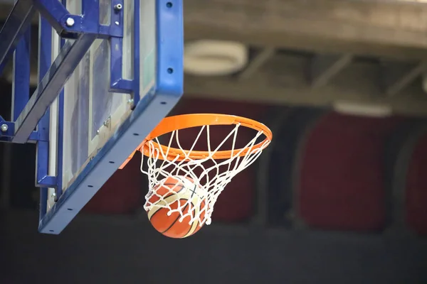 Basketball going into the basket after a cool shot — Stock Photo, Image