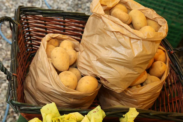 Tři pytle organických brambor na prodej na trhu — Stock fotografie