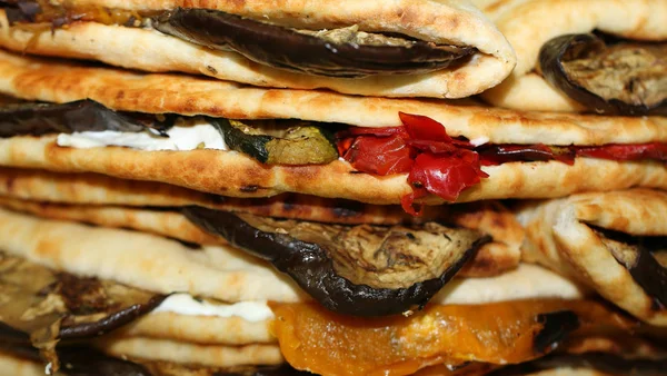 Tortillas rellenas gigantes de berenjena y pimientos tradicionales Ita —  Fotos de Stock