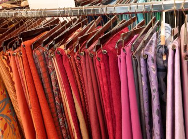 giyim mağaza satış için asılı