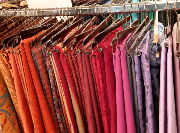 Ρούχα που κρέμονται προς πώληση στο κατάστημα — Φωτογραφία Αρχείου