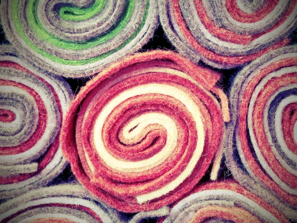 Рулоны ткани и войлока в магазине с винтажным эффектом — стоковое фото