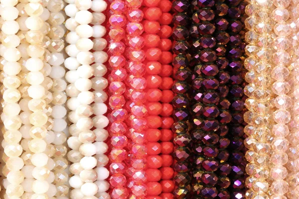Collane di gioielleria con perline fotografate con una lente macro — Foto Stock