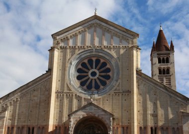 Basilica San Zeno Verona İtalya gül pencere