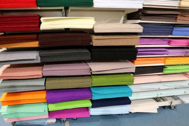 Terziler ve hobi kumaş ve keçeleri dolu