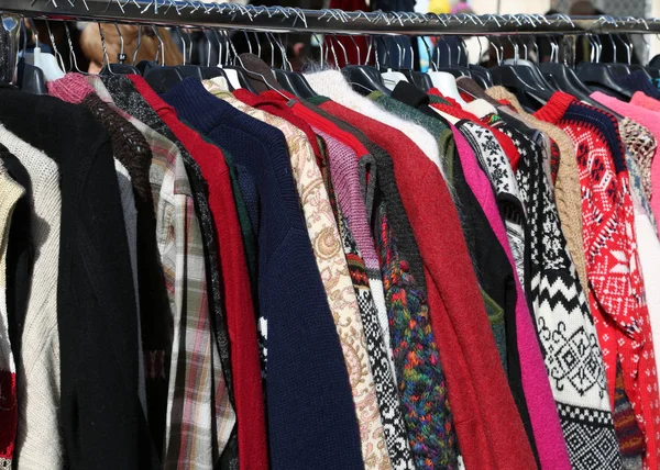 Trh pro použité oblečení venku s mnoha oblečení — Stock fotografie