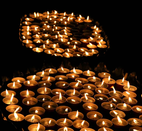 Kaarsen verlicht met de warme vlam tijdens de religieuze ceremonie — Stockfoto