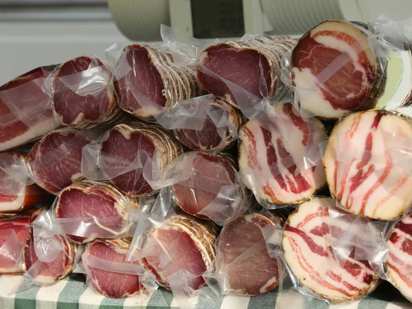 Saucisses emballées sous vide en vente au boucher — Photo