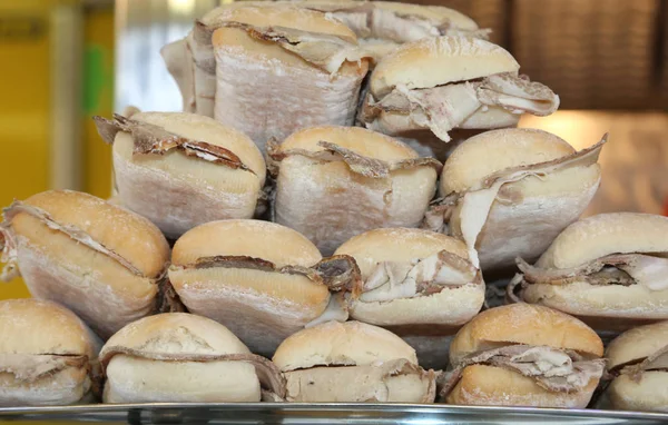 Sanduíche com carne de porco assada para venda no bar — Fotografia de Stock