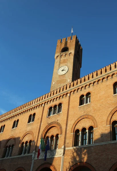 Högt torn av slotten av de tre hundra i Piazza dei tecken — Stockfoto