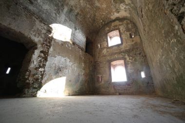 Oda sırasında askerler tarafından kullanılan bir antik fortess kalıntıları 