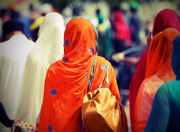 Sikhiska kvinnor med slöjor över deras huvuden under processionen i — Stockfoto