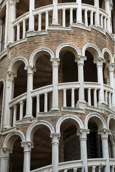 Palác s točité schodiště zvané Contarini del Bovolo Benátky — Stock fotografie