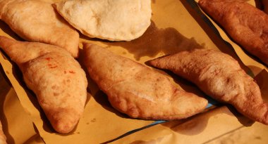 Büyük İtalyan doldurulmuş ekmek Domates ve che ile Panzerotti denilen
