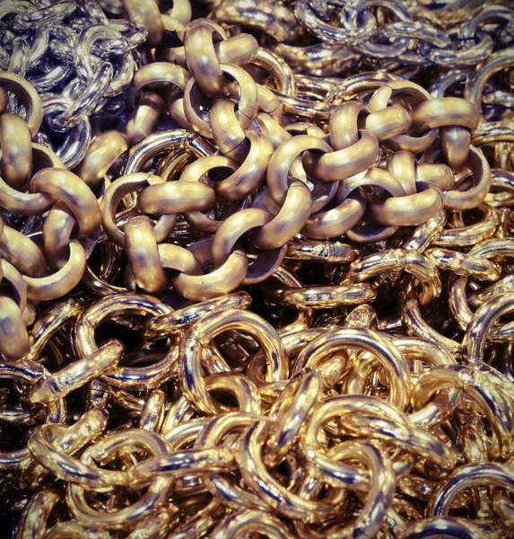 Фон золотых цепей — стоковое фото