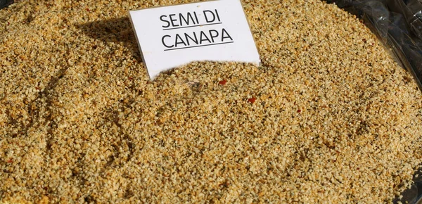 Achtergrond van hennepzaden met tekst Semi di Canapa die middelen zien — Stockfoto
