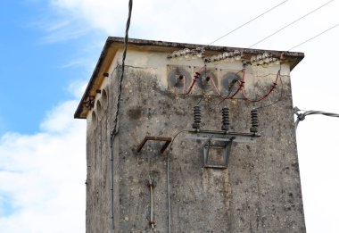 yüksek gerilim elektrik kabloları ile elektrik trafo merkezi