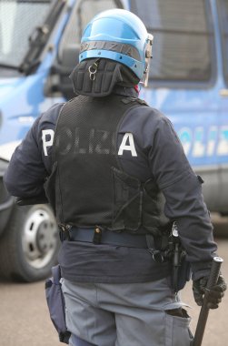 Mavi kask ve cop Itay içinde isyan dişli polis