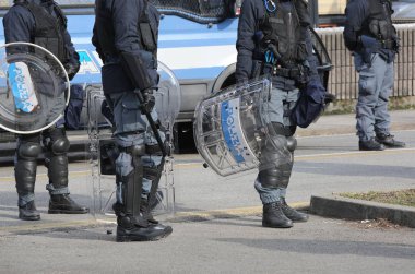 şehirde olay sırasında polis kalkanlar ve isyan dişli