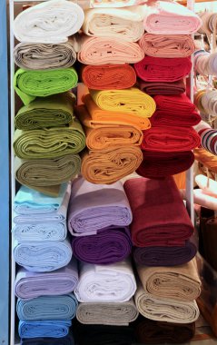 raf için renkli kumaş birkaç rulo ile terziler