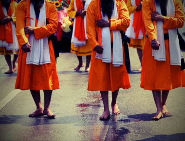 Sih askerlerin yalınayak sokak şehrin Mart