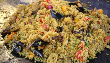 Sarı pirinç ve midye ve deniz ürünleri ile İspanyol paella