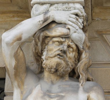 Onu alın ve caryatids eliyle adlı heykel görmek