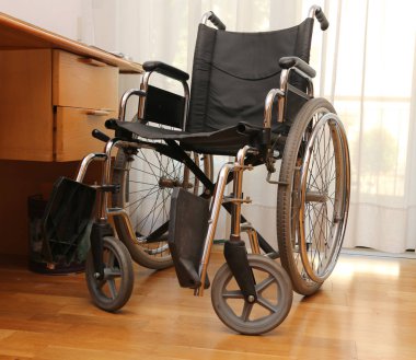 bir yatak odasında engelli kişi tekerlekli sandalye