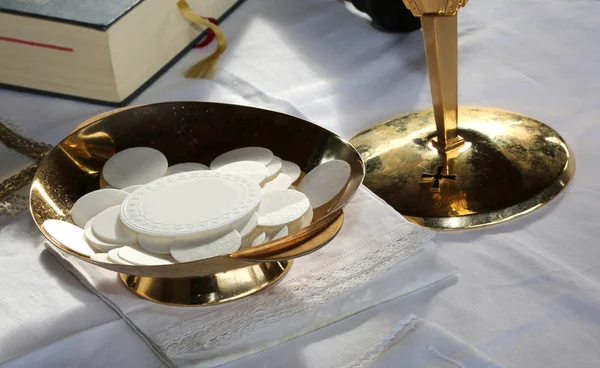 Consecrated Host during the Mass of first communion — Stock Photo, Image