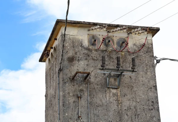 Subestação elétrica com cabos elétricos de alta tensão — Fotografia de Stock