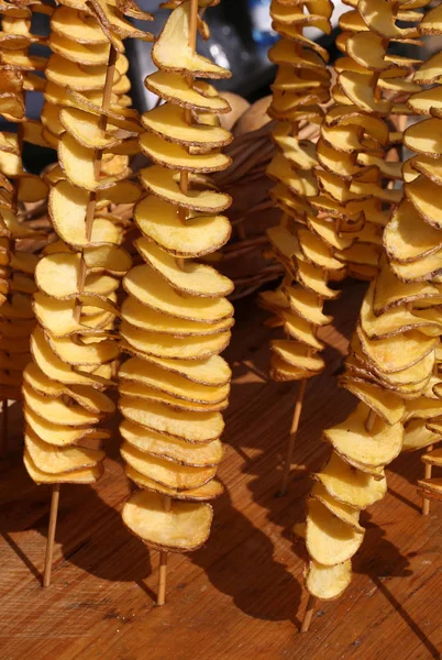 Batatas fritas em espeto de madeira na barraca de comida de rua — Fotografia de Stock