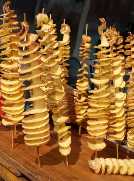 Batatas fritas fatiadas presas no espeto de madeira — Fotografia de Stock