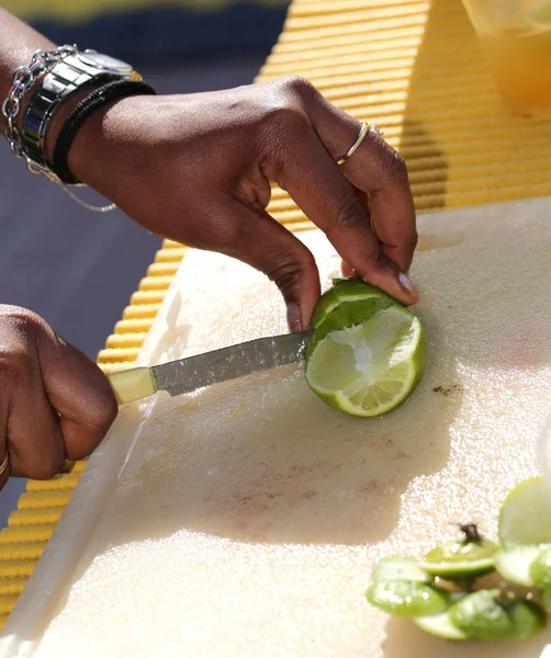 Hand of Brazilian girl while cutting lime — Stock Photo, Image