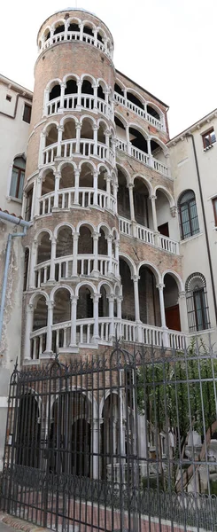 螺旋階段のある古い宮殿にコンタリーニ ・ デル ・ ・ ボボロ宮殿 Ven と呼ばれる — ストック写真