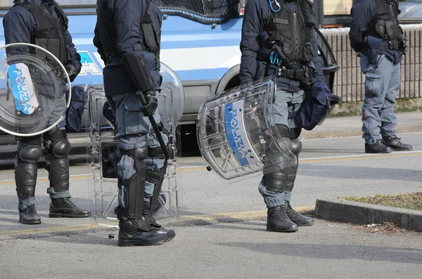 Поліція з щитами і бунтівним обладнанням під час заходу в місті — стокове фото