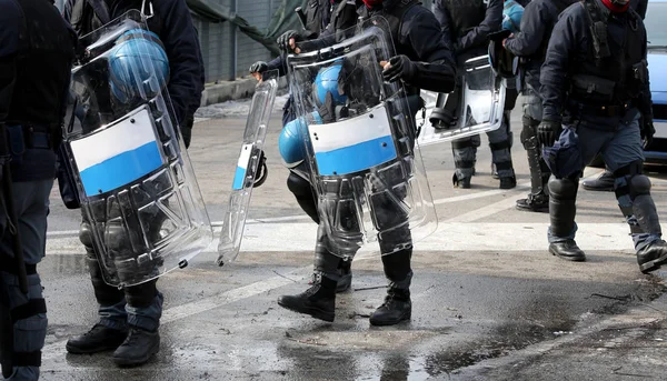 Policjanci z tarczami i riot gear podczas imprez sportowych — Zdjęcie stockowe