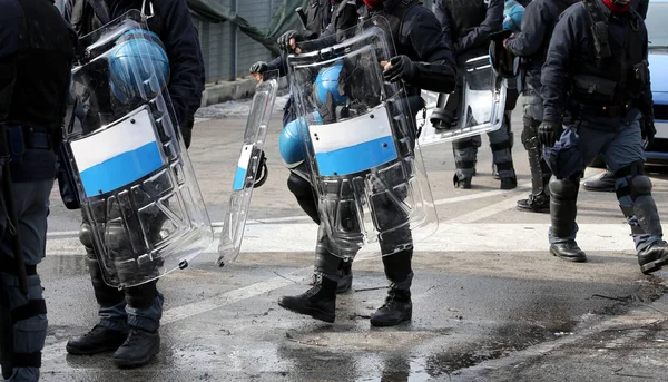 Policiers avec boucliers et équipement anti-émeute pendant l'événement sportif i — Photo